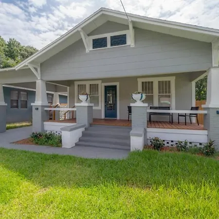 Rustic Bungalow Near Downtown/ Foodie Hotspots